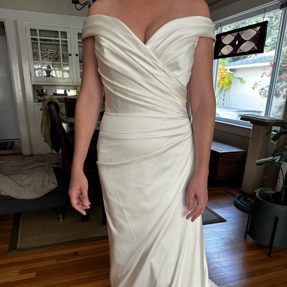 Wedding gown - never worn. Bust 37.5, waist 32, hips 40. - Picture 1 of 5